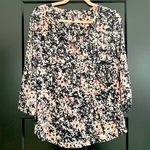 NYDJ Pintuck Black/WhitePink Abstract Floral Blouse 3/4 Bell Sleeve. Size PM